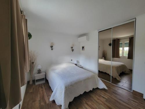 Katil atau katil-katil dalam bilik di Villa piscine privée