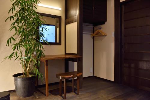 a room with a potted plant and a mirror at Miun Kinkaku-ji in Kyoto