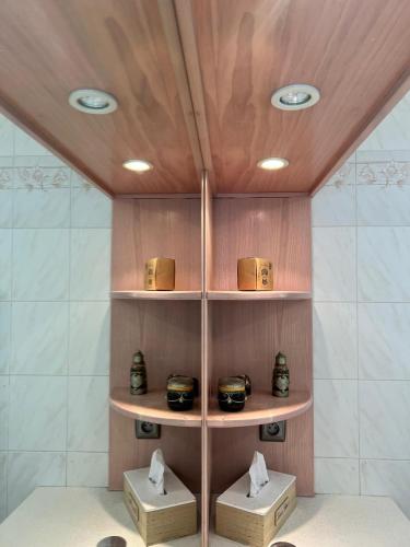 une étagère avec des pots et des boîtes dans une pièce dans l'établissement Villa piscine privée, à Capestang