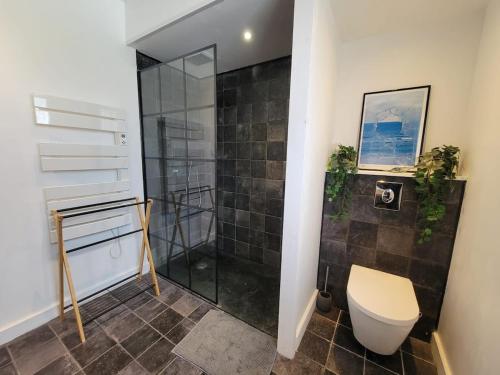 une salle de bain avec toilettes et douche en verre dans l'établissement Maison avec Piscine Chauffée, 6 pers, à Royan
