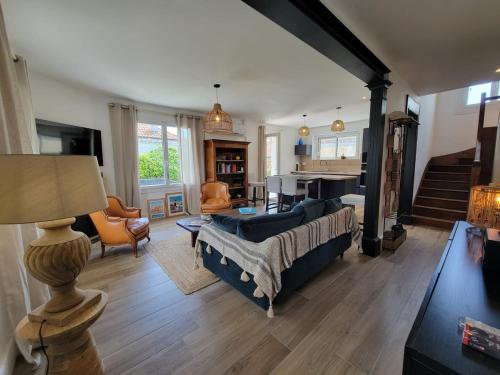 un salon avec un canapé et une table dans l'établissement Maison avec Piscine Chauffée, 6 pers, à Royan