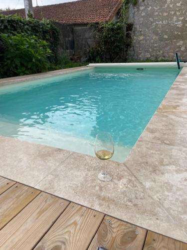 - un verre de vin à côté de la piscine dans l'établissement Maison avec Piscine Chauffée, 6 pers, à Royan