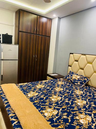 a bedroom with a bed with a blue and gold blanket at Haris villa in Dargai