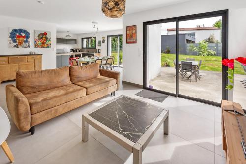 un salon avec un canapé et une table dans l'établissement La Grande Fouques - Calme & Confortable, à Cugand