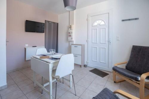 un salon avec une table et un canapé dans l'établissement Appartement Améthyste Vals les bains, à Vals-les-Bains