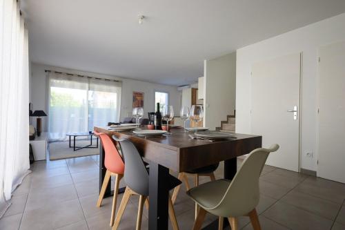 une salle à manger avec une table et des chaises dans l'établissement La Dolce Vita, à Ambérieu-en-Bugey