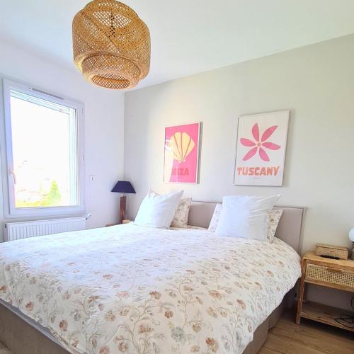 une chambre avec un grand lit et une fenêtre dans l'établissement La Dolce Vita, à Ambérieu-en-Bugey