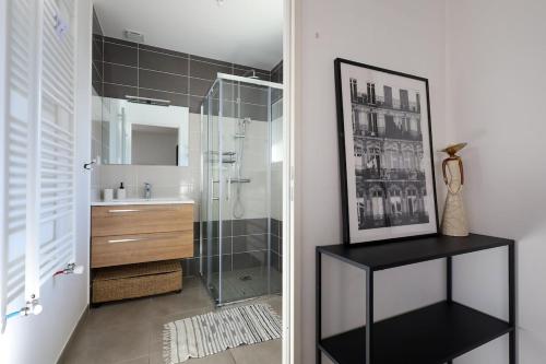 une salle de bain avec une douche en verre et un lavabo dans l'établissement La Dolce Vita, à Ambérieu-en-Bugey