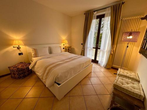 een slaapkamer met een groot bed en een raam bij Casa Luisa in Desenzano del Garda