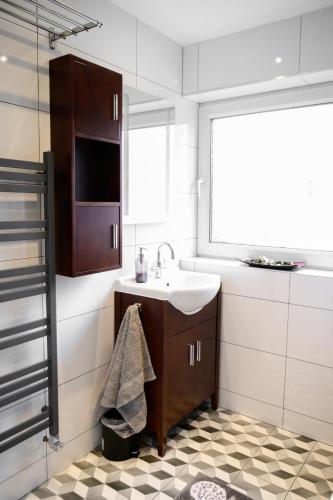 a bathroom with a sink and a window at Strelley house 2 , Perfect for business trip & Families holiday or working proffesionals-5 min from M1 J25 , 500MB Wi-Fi , Netflix , Fully equiped kitchen , Asda supermarket 5 min walk , Free Secure parking with CCTV ,available monthly deals in Nottingham