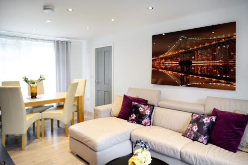 Χώρος καθιστικού στο Strelley house 2 , Perfect for business trip & Families holiday or working proffesionals-5 min from M1 J25 , 500MB Wi-Fi , Netflix , Fully equiped kitchen , Asda supermarket 5 min walk , Free Secure parking with CCTV ,available monthly deals