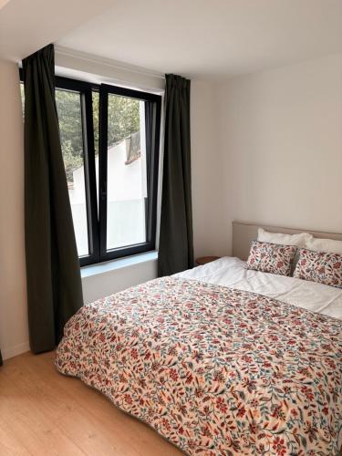 Postel nebo postele na pokoji v ubytování Room with ensuite and garden