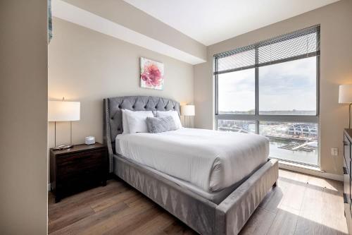 Gorgeous Apt w Harbor Views & Gymにあるベッド