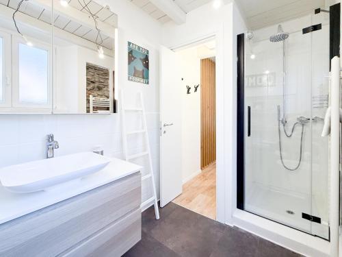 Rock, Love & Lake - Stylish Apartment Steps from the Lake photo 3