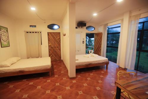 Postel nebo postele na pokoji v ubytování Hotel Pura Natura Beachfront Tortuguero