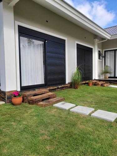 Villa Pomerode Hospedagem - Suítesにある庭