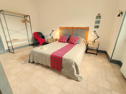 - une chambre avec un lit doté d'oreillers rouges dans l'établissement Le Sancy gîte Murol, à Murol