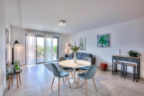 un salon avec une table et des chaises dans l'établissement 2Bedrooms, Thèoule-sur-mer, à Théoule-sur-Mer