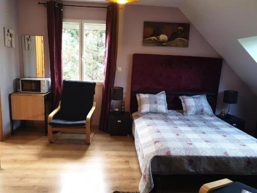 une chambre avec un lit et une chaise dans l'établissement Grande suite salle de bain toilette privés prés Paris, à Corbeil-Essonnes