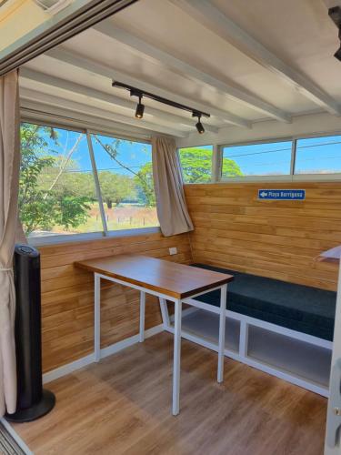 a small room with a table in the middle of it at Bus hotel Playa Barrigona, entre Sàmara y Nosara in Nicoya