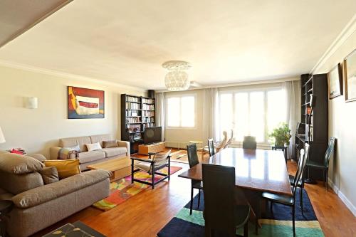 - un salon avec un canapé et une table à manger dans l'établissement Beautiful Apartment Gobelins, à Paris