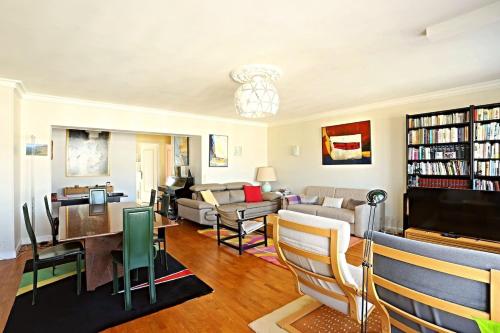 un salon avec un canapé et une télévision dans l'établissement Beautiful Apartment Gobelins, à Paris