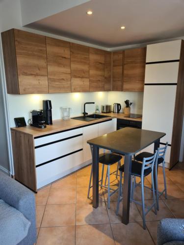 une cuisine avec une table et des chaises dans une pièce dans l'établissement Cannes Gallia Centre, à La Celle-sous-Gouzon