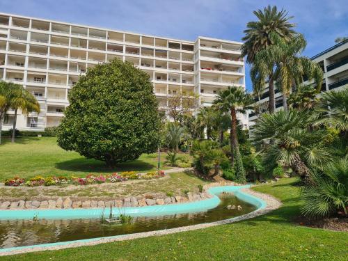 un grand bâtiment avec une rivière en face dans l'établissement Cannes Gallia Centre, à La Celle-sous-Gouzon