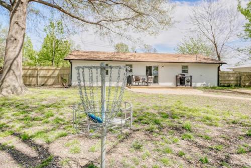 een frisbee golf hoepel voor een huis bij E street in Bentonville
