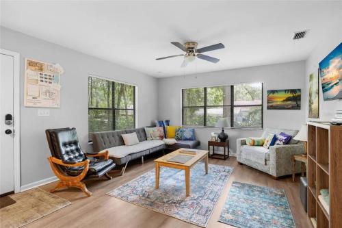 Χώρος καθιστικού στο Guesthouse in High Springs! Walk to Downtown, Close to Springs!