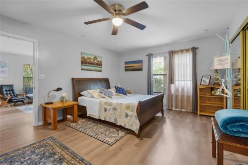 Ένα ή περισσότερα κρεβάτια σε δωμάτιο στο Guesthouse in High Springs! Walk to Downtown, Close to Springs!