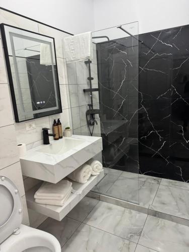 un baño con lavabo y ducha en B&B Ozone, en Focşani