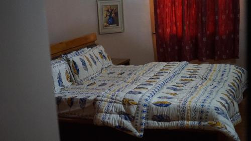 Postel nebo postele na pokoji v ubytování Luster Hotel & Suites