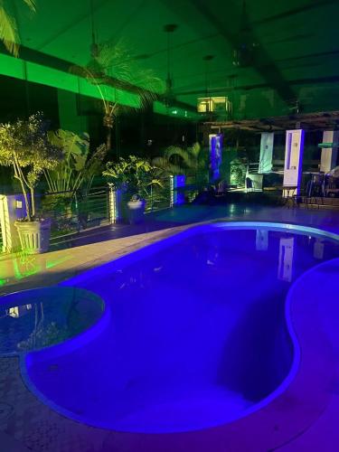 a large blue swimming pool in a room at Casa em Guarapari in Guarapari