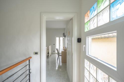 a hallway with white walls and a window at Consi's House - ItalyWeGo in Torgiano