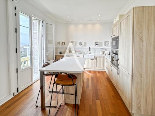 une cuisine avec des comptoirs blancs et un comptoir blanc dans l'établissement VRG4, à Cannes