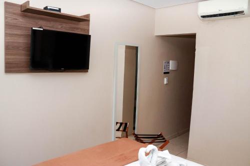 Una televisión o centro de entretenimiento en Pousada Badejo