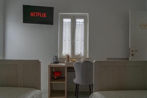 a bedroom with a desk with a chair and a window at Consi's House - ItalyWeGo in Torgiano