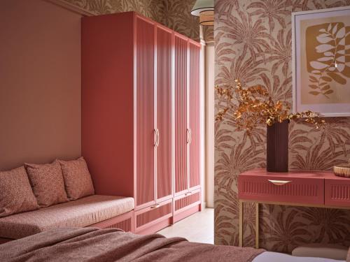 1 dormitorio con 1 cama y armario rosa en Anemelia Retreat - Explore & Recharge, en Laganas