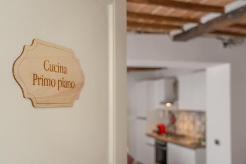 a sign on the door of a kitchen in a room at Consi's House - ItalyWeGo in Torgiano