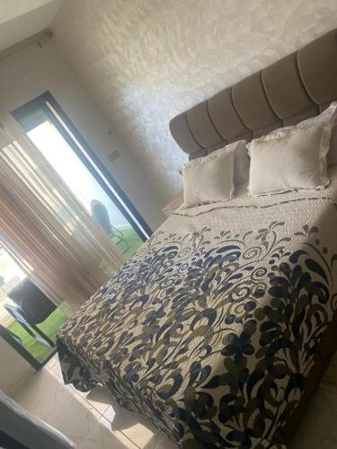 Postel nebo postele na pokoji v ubytování Appartement lumineux, tout confort à deux pas de la plage de Mehdia