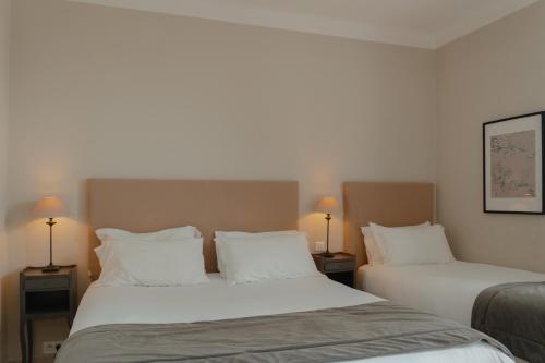 Ένα ή περισσότερα κρεβάτια σε δωμάτιο στο Hôtel Les Magnanarelles