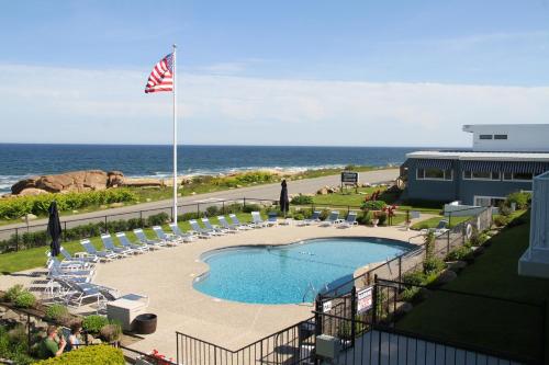 グロスターにあるAtlantis Oceanfront Inn Gloucesterのスイミングプールと海の景色を望めます。