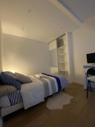 une chambre avec un lit et un bureau avec un ordinateur dans l'établissement Loft de luxe à deux pas du panthéon, à Paris