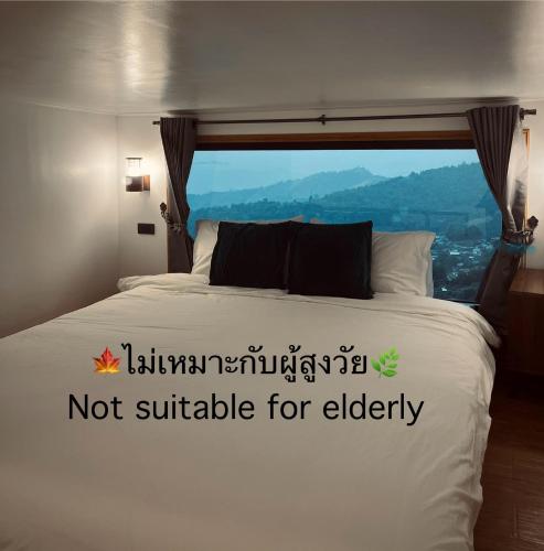 a bed with a not suitable for elderly sign on it at Sinsup villa Doichang 2 in Ban Huai Khai