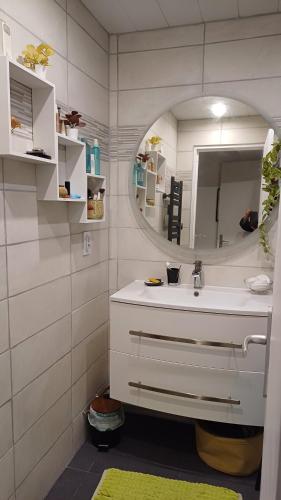 une salle de bain avec un lavabo et un miroir dans l'établissement Lumière, à La Ciotat