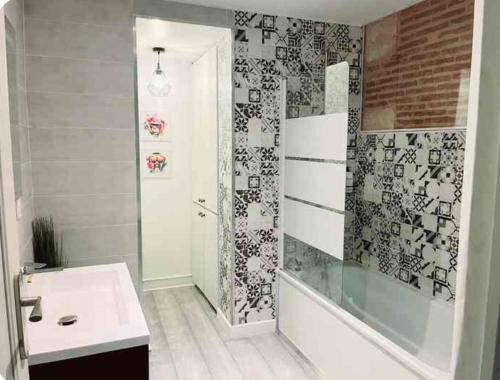 une salle de bain avec une douche, une baignoire et un lavabo dans l'établissement La maison des remparts, à Bergerac