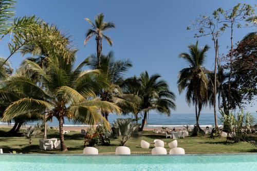 Bazén v ubytování Le Cameleon Hotel nebo v jeho okolí