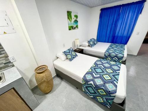 Postel nebo postele na pokoji v ubytování Limsor Town Apartaestudios