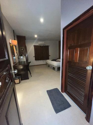 Postel nebo postele na pokoji v ubytování Kantiang Beach Apartments